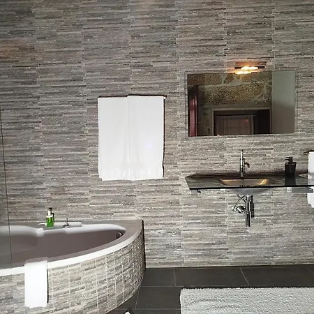 Casas Do Rio Cossourado (Braga)